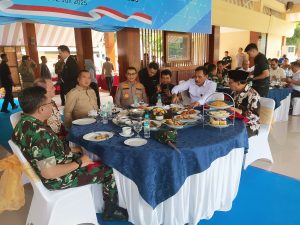 Akhiri praktek Tambang Ilegal. Gubernur NTB Serahkan Langsung Izin Pertambangan Rakyat
