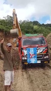 GEBRAKAN NYATA! Duet Maut Legislator Demokrat Sulap Jalan Ropang: Dump Truk dan Excavator Diterjunkan Langsung!