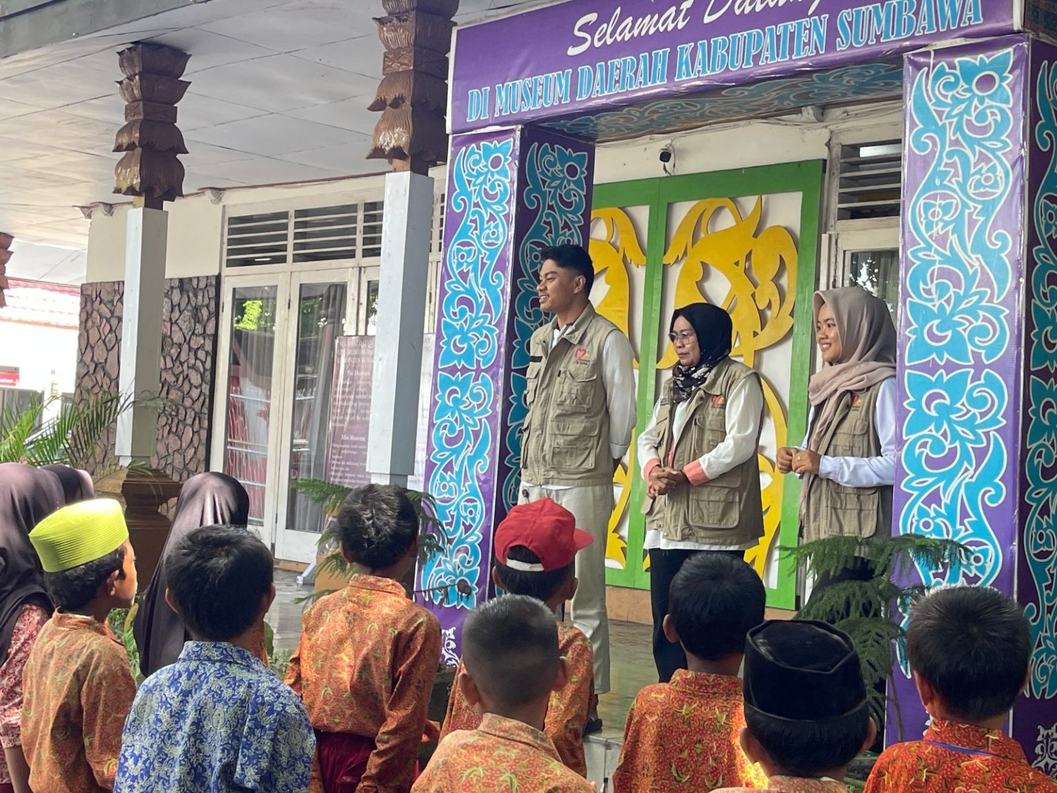 Perdana dari Kecamatan Tarano, SDN Mata Laksanakan Kunjungan Edukasi ke Museum Daerah Kabupaten Sumbawa