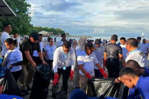 Bupati Sumbawa Turun Langsung di Gerakan Indonesia ASRI, Aksi Bersih Pantai Senggigi Jadi Simbol Kepedulian Lingkungan