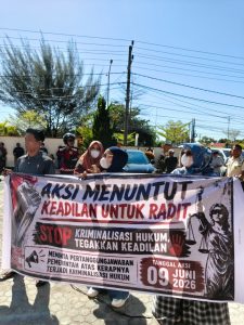 Massa dan Aliansi LSM Sumbawa Kepung PN Sumbawa.