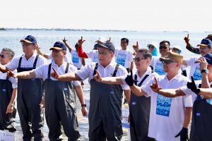 Tanam Mangrove Bersama Menteri dan Gubernur NTB, Bupati Tegaskan Komitmen Sumbawa Hijau Lestari