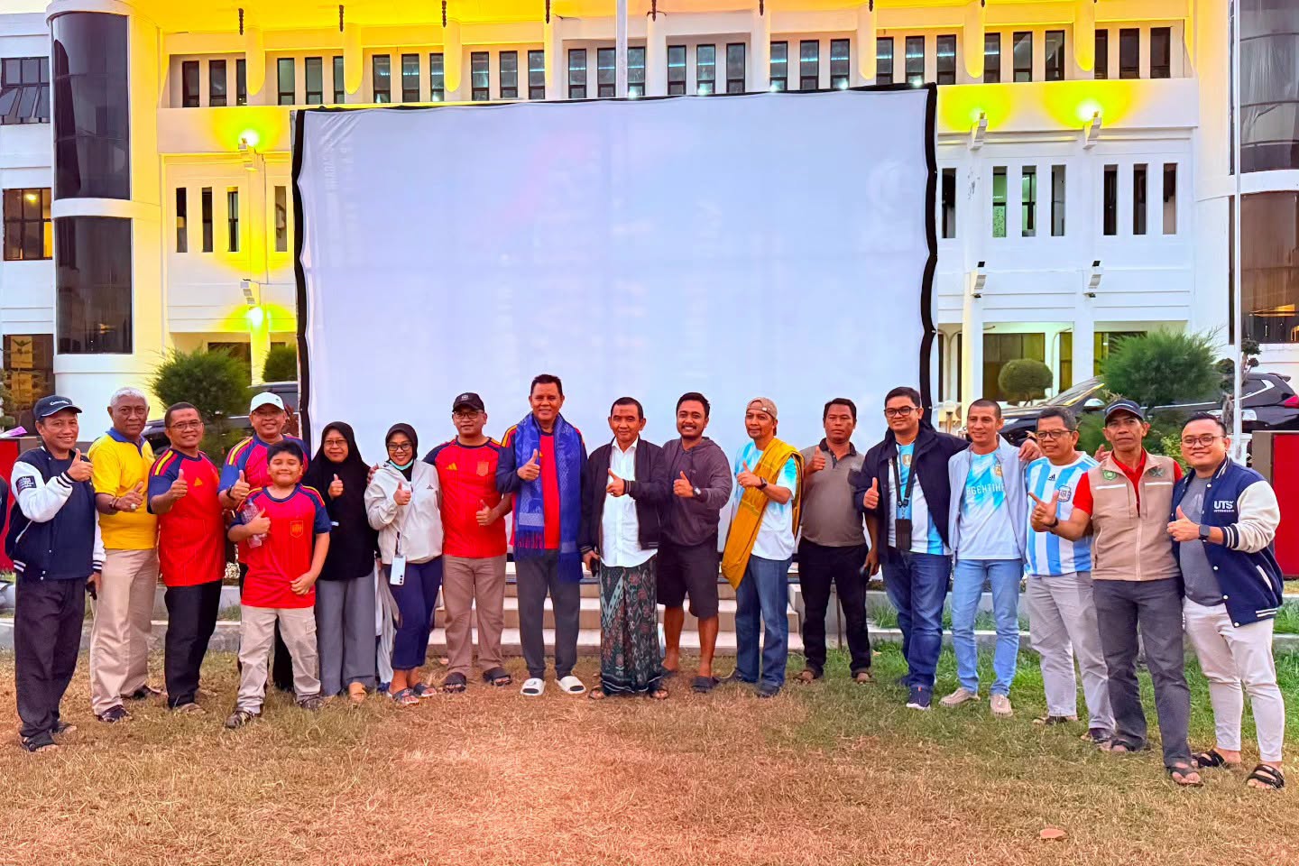 Bupati Nobar Final Piala Dunia 2026 Bersama Masyarakat, Kebersamaan Warnai Halaman Kantor Bupati Sumbawa
