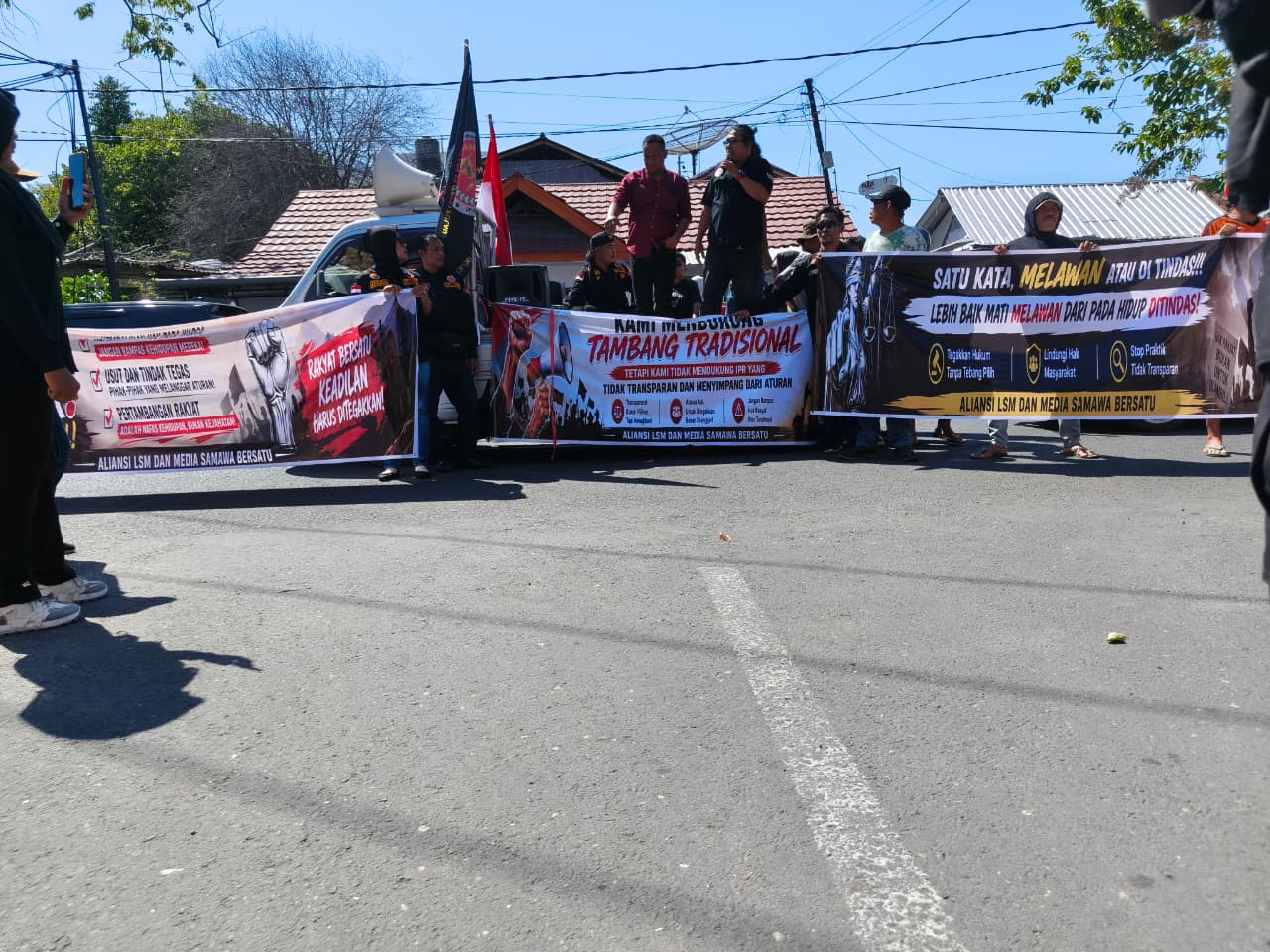 ​Aliansi LSM Sumbawa Bersatu Gelar Aksi, Tuntut 3 Perusahaan Tambang Diproses Hukum dan Dipasang Garis Polisi