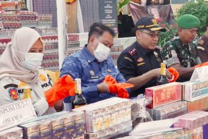Rokok Ilegal Rp827 Juta Dimusnahkan! Potensi Kerugian Negara Rp836 Juta, Pemkab Sumbawa dan Bea Cukai Bergerak
