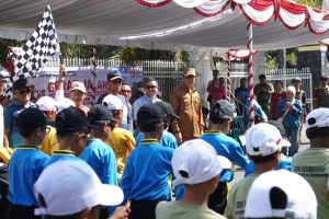 Semangat Kemerdekaan Menggema di Lapangan Pahlawan, Bupati Sumbawa Lepas Gerak Jalan SD/MI HUT RI ke-81