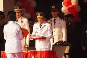 WAKIL BUPATI SUMBAWA PIMPIN PENURUNAN SANG MERAH PUTIH, TUTUP RANGKAIAN HUT KE-81 RI