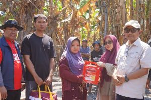 Seberangi Lautan, Wabup Sumbawa Datangi Korban Kebakaran di Sia Sayangi Bajo Medang